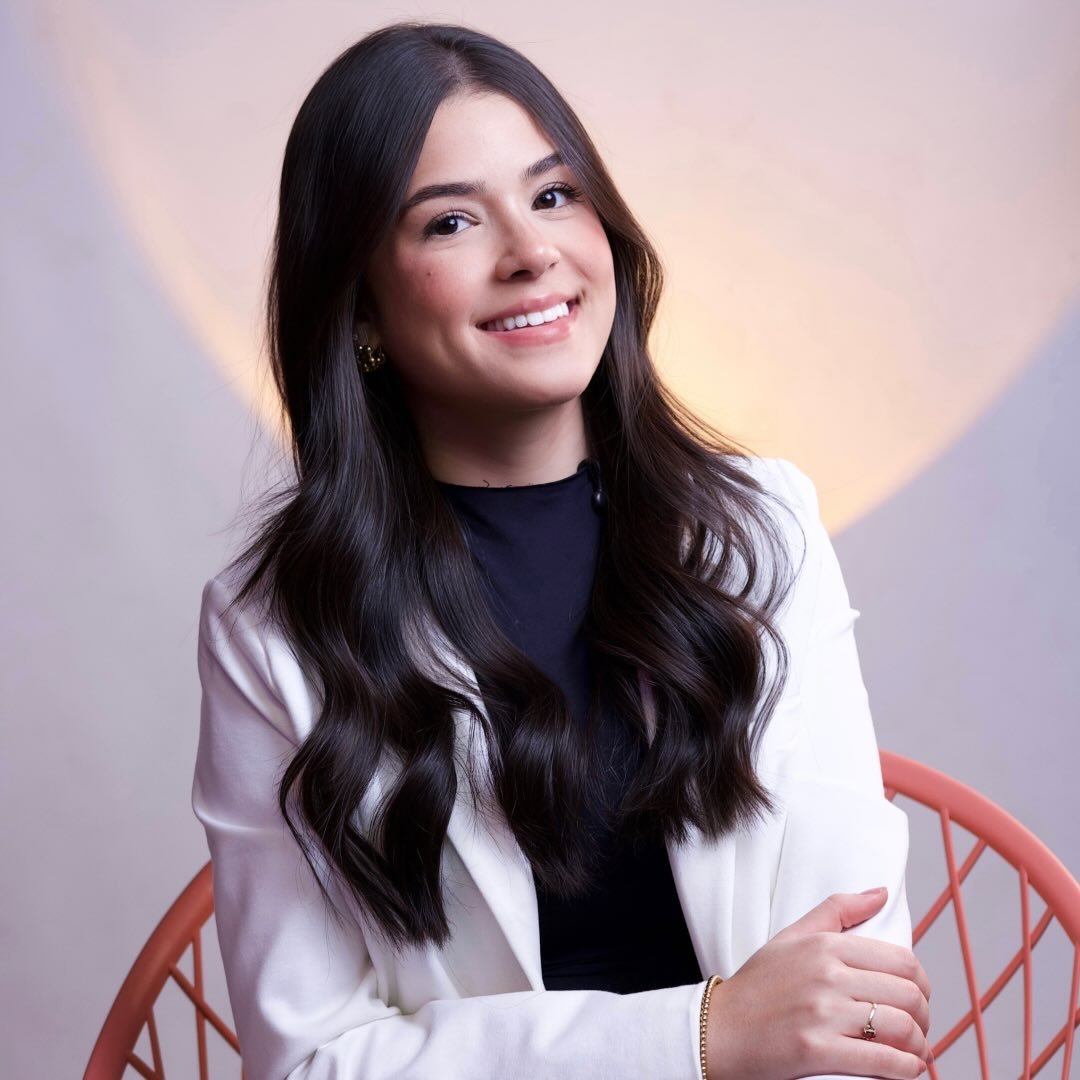 Dra. Letícia Tiemy, dentista, sorrindo em seu consultório